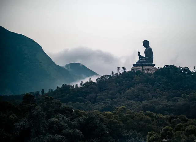 Eine Buddhastatue auf dem Berg als Sinnbild der Stufen der Erleuchtung.
