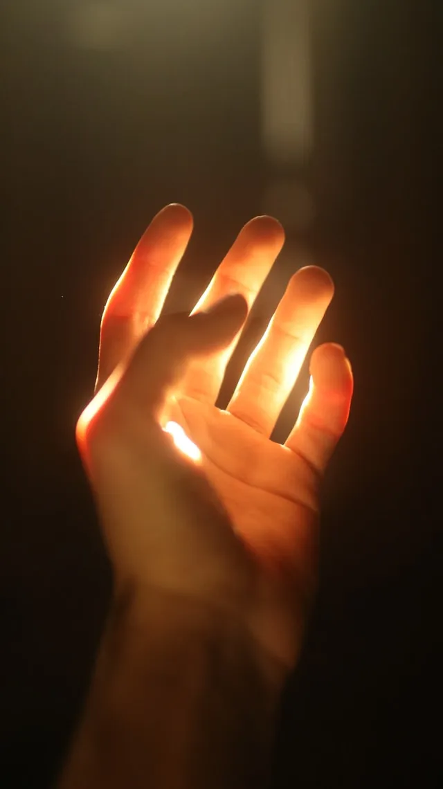 energiearbeit geistheilung fernheilung online. Bild mit heilender Hand.