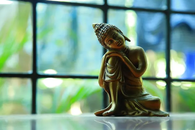Stufen der Erleuchtung - Buddhastatue als Zeichen des universellen Bewusstseins