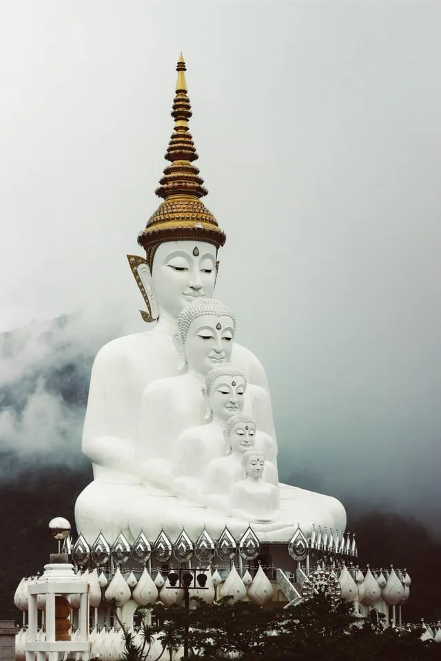 Buddhastatue mit verschiedenen Gesichtern als Symbol der Stufen des Bewusstseins im Erleuchtungsprozess.