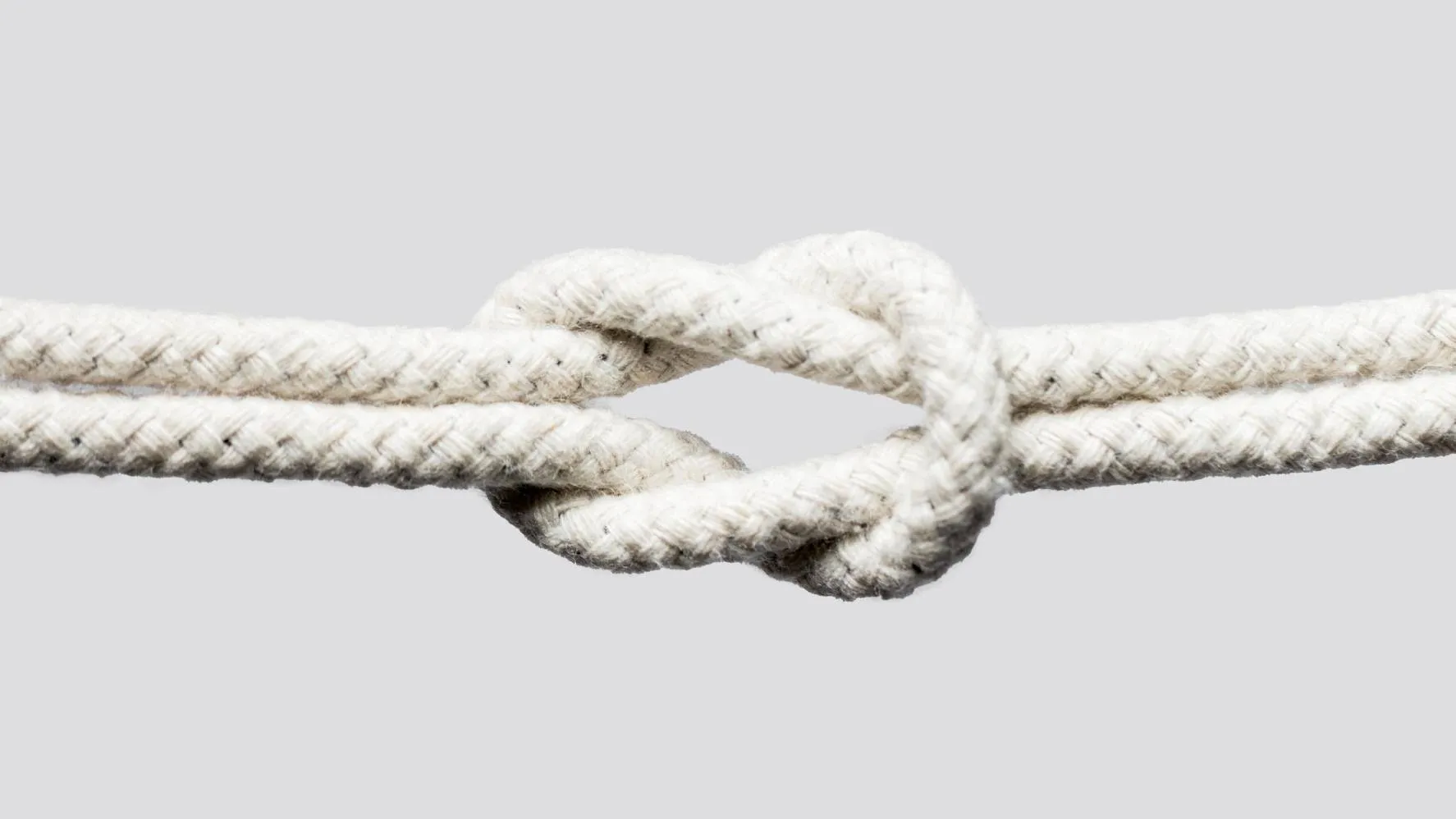 ship-white-ropes-knot-isolated-on-white-background