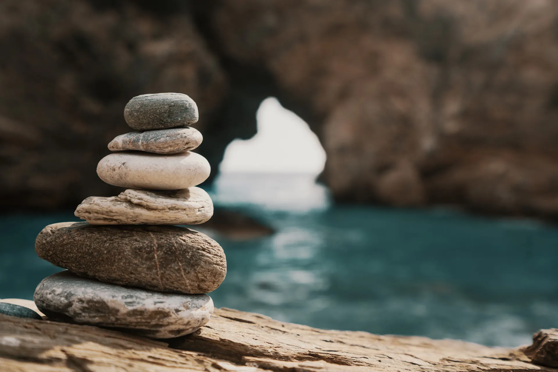 Steine sind im Zen-Stil zur meditativen Stimmung aufgeschichtet.