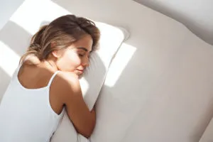 young-beautiful-woman-lying-on-bed-early-in-morning-300x200 (1)