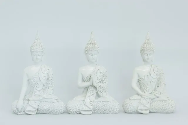 Samadhi- Erleuchtung. Bild mit 3 Buddhas als Symbol der 3 Bewusstseinsstufen - kosmisches, universelles und göttliches Bewusstsein.