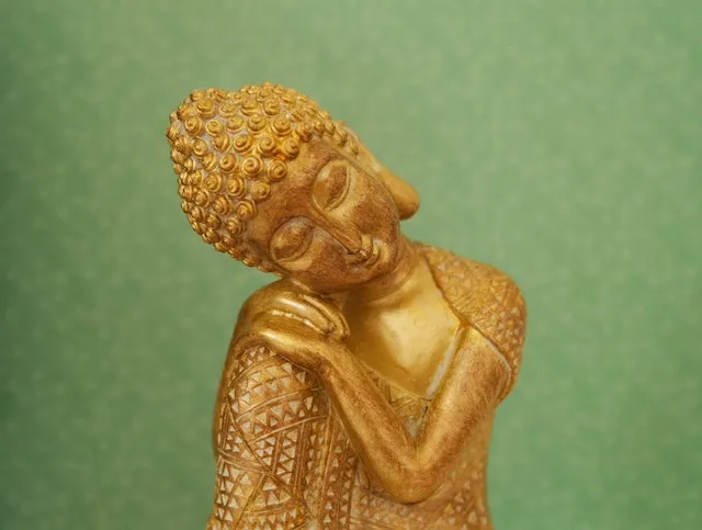 Bild zeigt eine Buddha-Statue, die sich medial einstimmt.