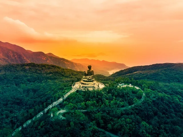 Erleuchtung. Buddha Statue sitzt auf einem Berg.
