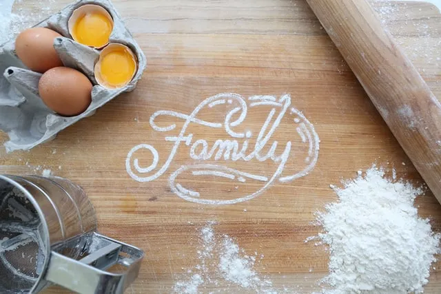 Wir sehen hier die Zutaten für ein Backrezept für das Gelingen einer seelenverwandten Beziehung. Das Wort Familie ist hier zu lesen aus Mehl geschrieben.