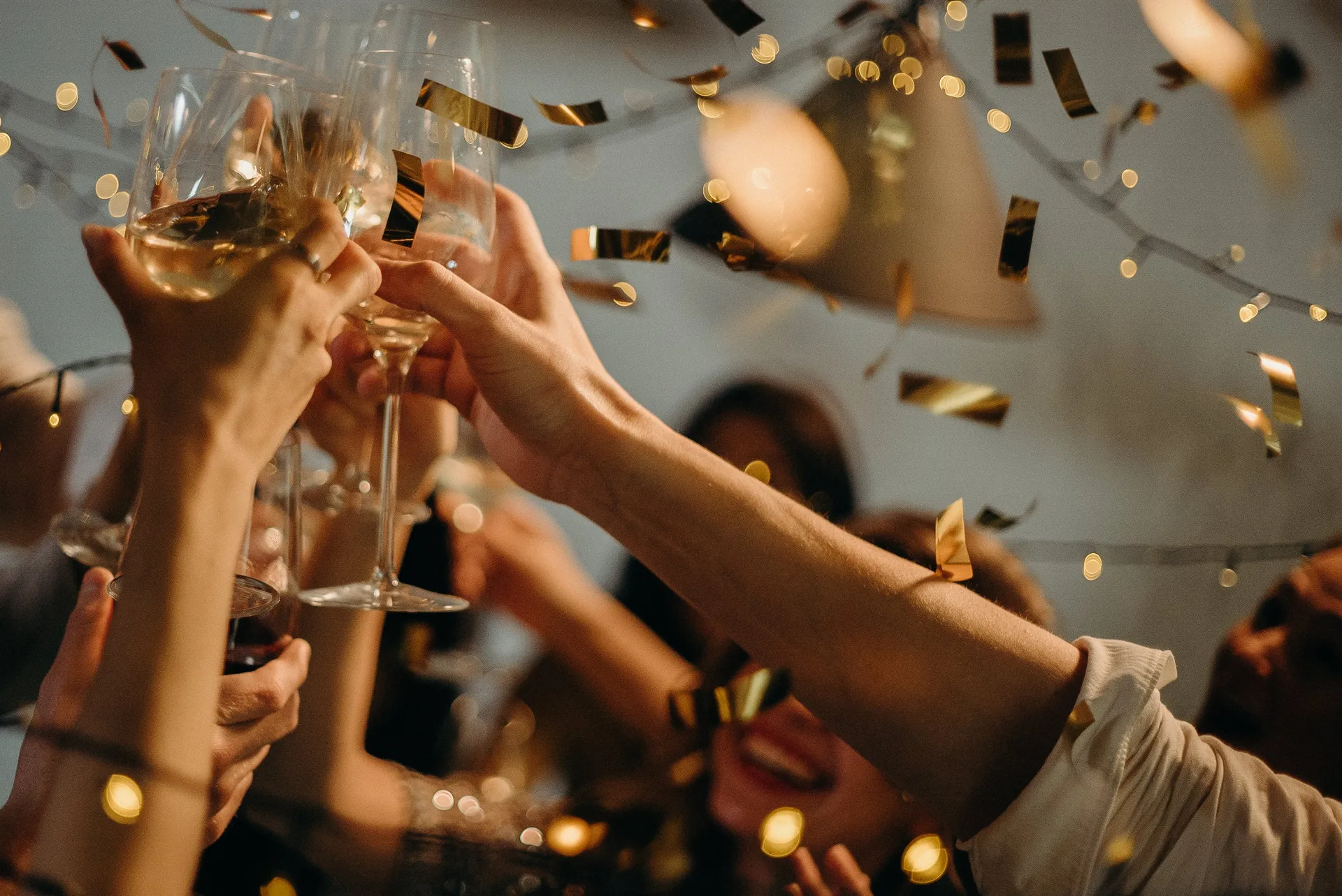 Bild zeigt eine Silvesterparty