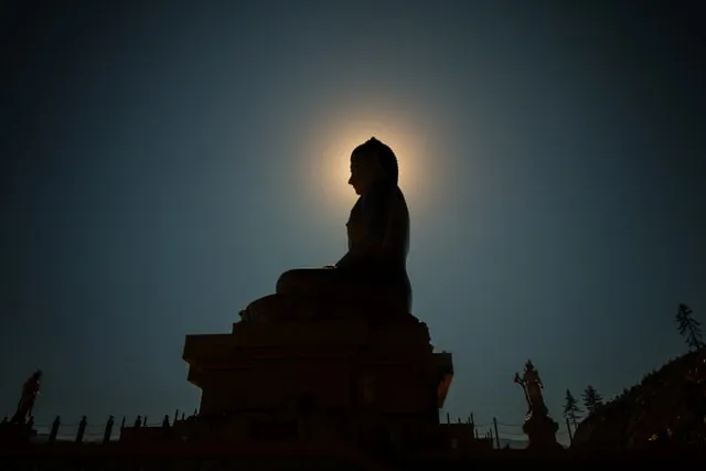 Stufen der Erleuchtung - Bild mit Heiligenschein um Buddha